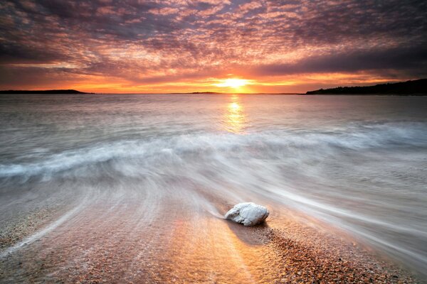 Piedras en la orilla del mar