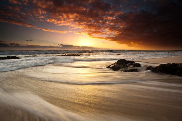 Hermosa puesta de sol en el mar