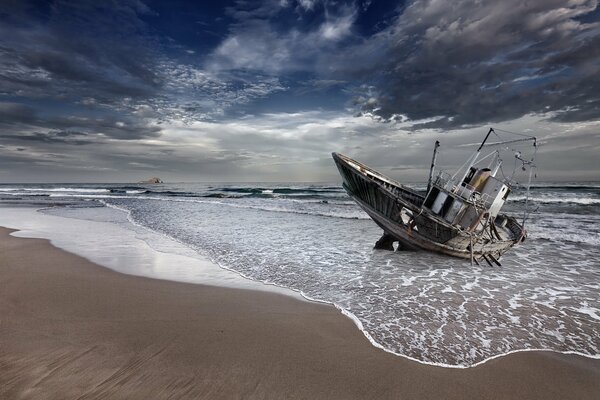 Un viejo barco sacudido en la orilla