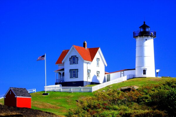 Amerika-Haus auf dem Feld neben dem Leuchtturm