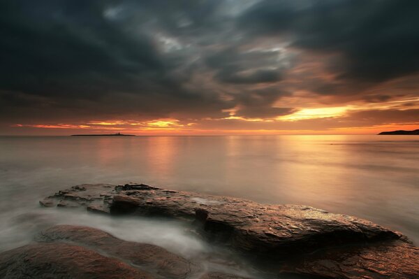 Atardecer naranja en el mar en calma