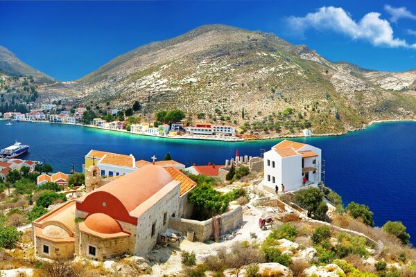 Maisons et église au bord de la mer en Grèce ensoleillée