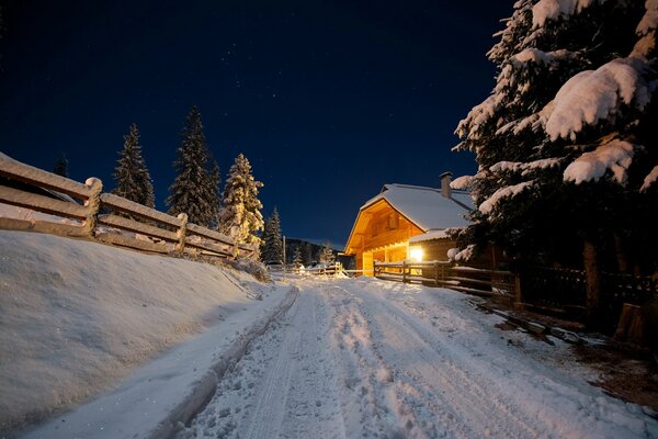 Route enneigée à la maison natale