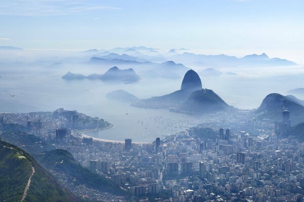 Rio de Janeiro z wysokości w mgle