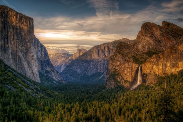 Zdjęcie Parku Narodowego Yosemite z górami i lasem