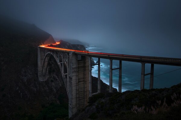 Les lumières du pont dans l obscurité de la nuit