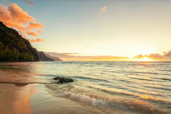 Die Küste des Ozeans an der Küste von Hawaii