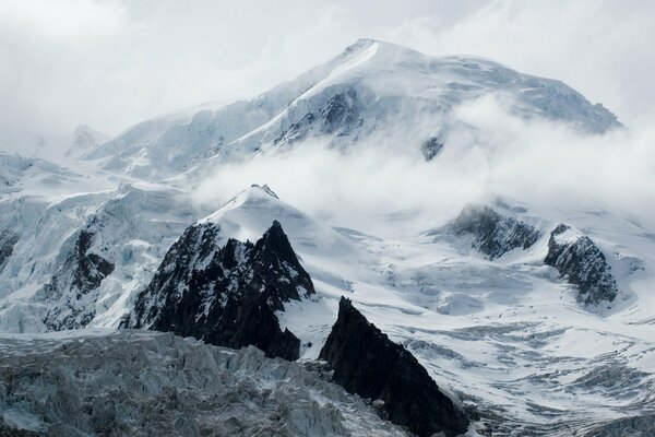 Sommet de la montagne dans la neige en hiver