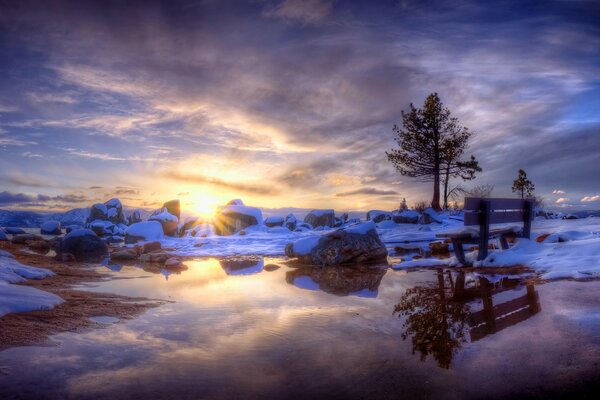 Soleil d hiver. Banc dans la neige