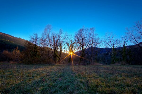 The last rays of the sun in the hills at sunset