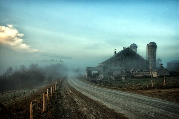 Jour brumeux. Route traversant le brouillard