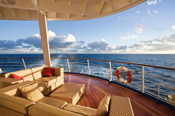Widok z luksusowego jachtu na morze