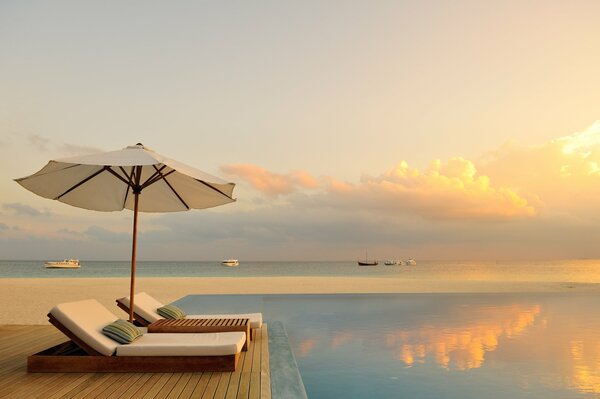 Beau coucher de soleil sur l océan aux Maldives