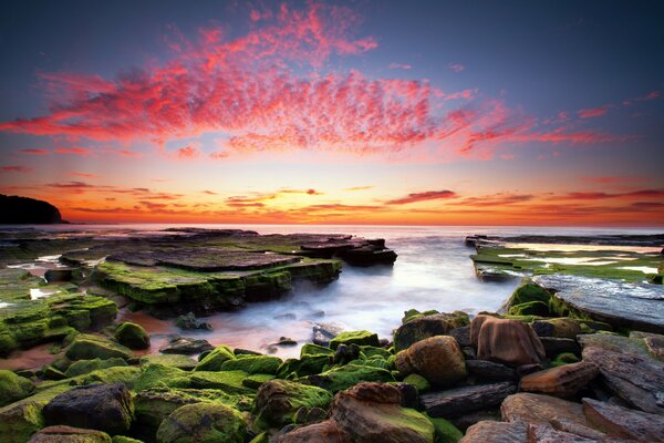 Puesta de sol en la playa salvaje