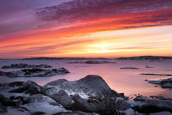 Puesta de sol en Suecia con nieve blanca