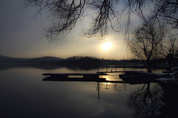 Alba sulle rive del Lago d inverno