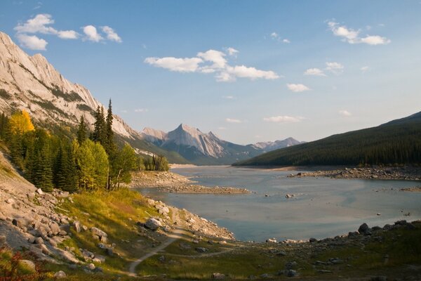 Paysage fabuleux près du lac de montagne