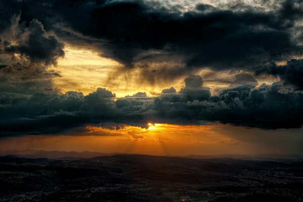 Die Sonne verbarg sich hinter den Wolken im Tal