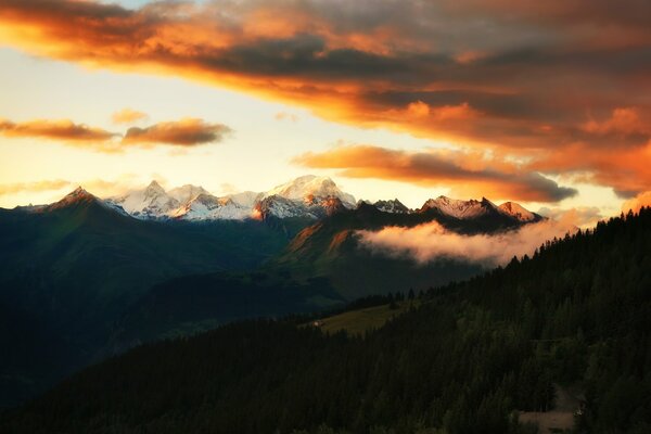 Sonnenuntergang in den Alpen. Wolken am Himmel