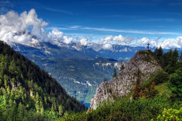 Landschaft der Natur. Wolken und Berge