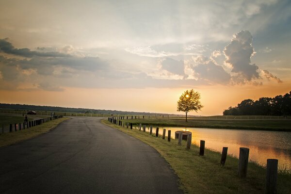 El camino que conduce al atardecer del cielo