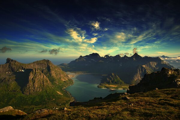 Paisaje de hermosas montañas cerca del agua