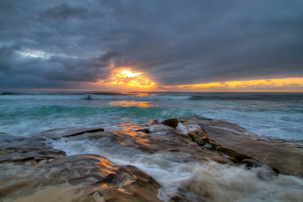 Ciel. Ondes. Mer. Coucher du soleil