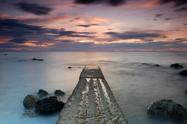 Calme sur la mer sous le ciel du soir