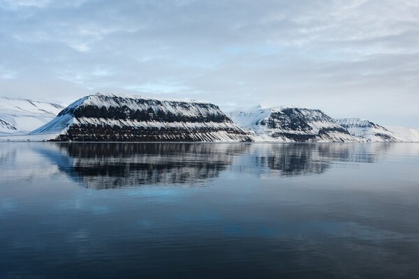 Belles montagnes enneigées se reflètent dans l eau