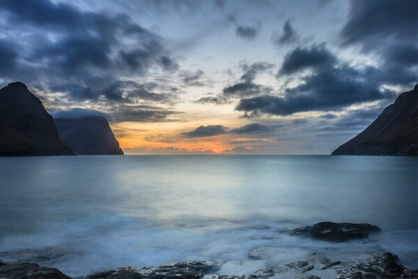 Calma nelle Isole Faroe al tramonto