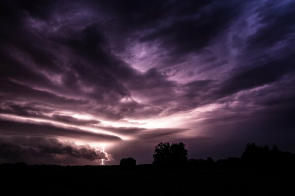 Cielo viola con fulmini e nuvole