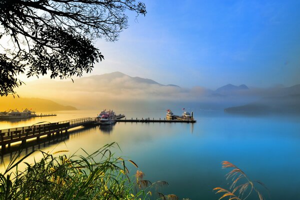 Embarcadero en un lago en las montañas