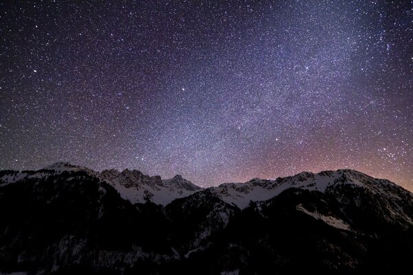 Hermoso cielo nocturno en las montañas