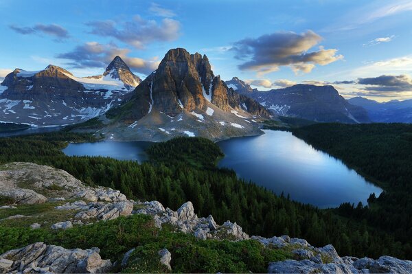 Hermosas montañas bosques rocas rocas