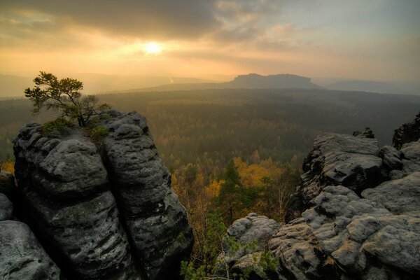 Paysage d automne avec coucher de soleil et montagnes