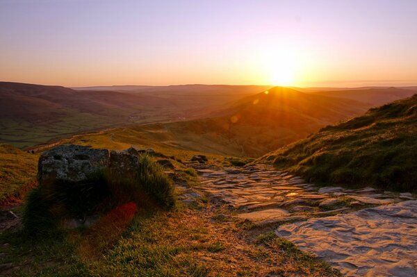 Berglandschaft auf Sonnenuntergang Hintergrund