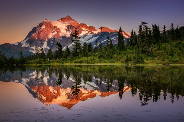 Reflet des montagnes dans le lac de la forêt