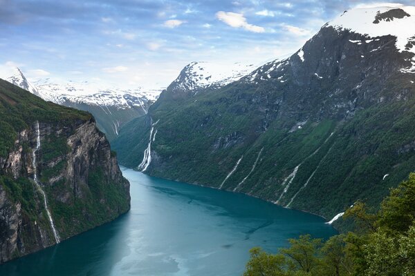 Paisaje de montaña en Noruega en el fiordo de Geiranger