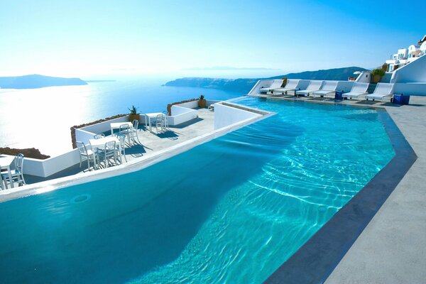 À Santorin chambre d hôtel avec piscine avec vue sur la mer