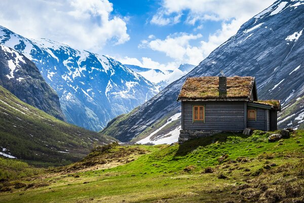 Vacation in Norway in a house near the mountain