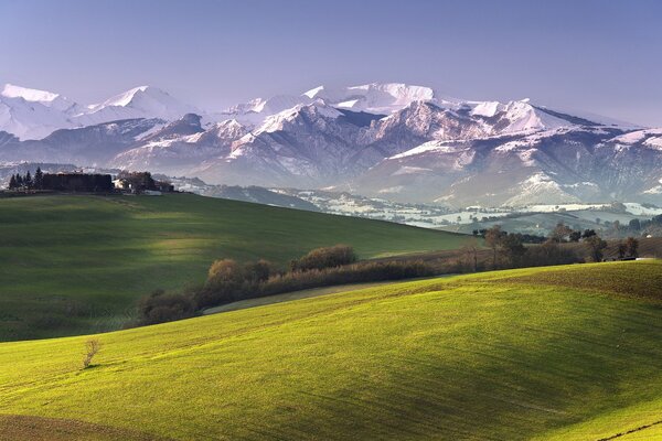 Incredibile bellezza. Montagne, cielo, prati