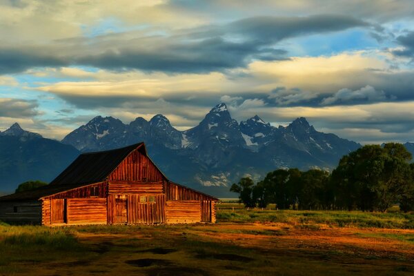 Maison en bois au coucher du soleil