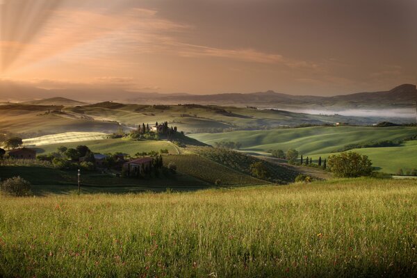 Cielo de verano en Tuscana en el horizonte de los campos