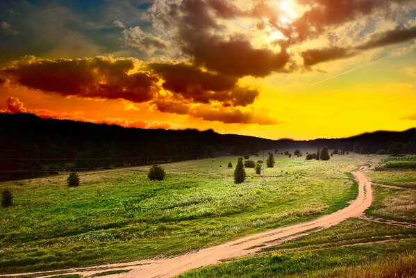 Les nuages au-dessus du champ sont éclairés par un coucher de soleil écarlate