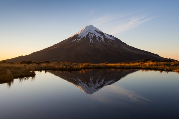 Volcán en nueva Zelanda se refleja en el lago