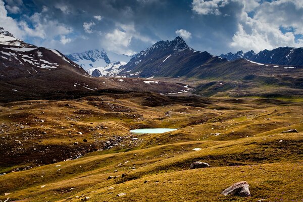 Un piccolo lago tra le montagne in Kirghizistan