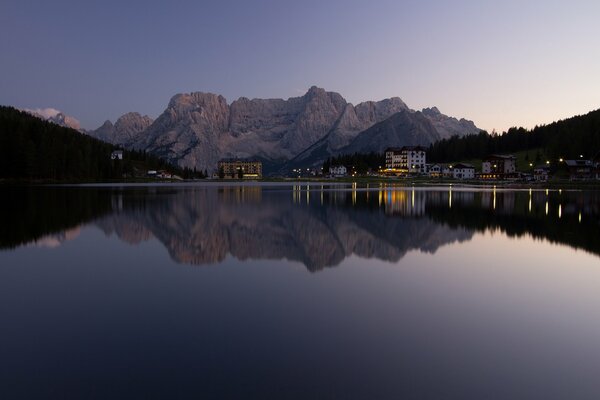 Alte montagne con case e un lago