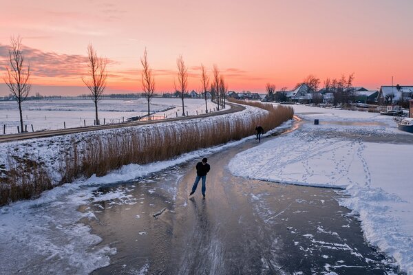 Pattinando su una strada ghiacciata al tramonto