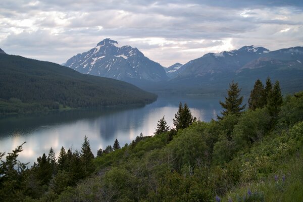 Aire de montaña sobre un lago tranquilo