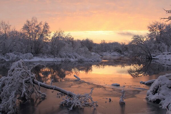 Winterabend. Schnee und Eis am Fluss